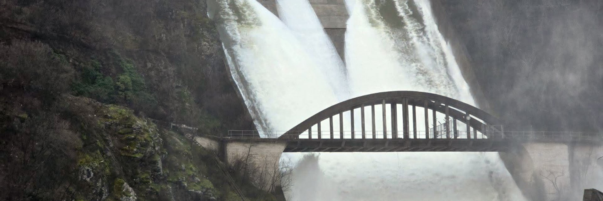 Изпускат контролирано язовирите на река Арда край Кърджали (снимки)