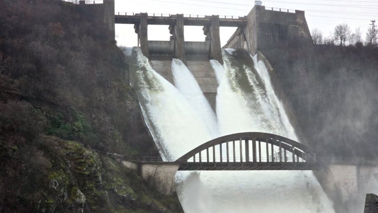 Изпускат контролирано язовирите на река Арда край Кърджали (снимки)