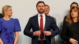 Илияна Йотова до Джей Ди Ванс на общата снимка на държавните глави в Милано