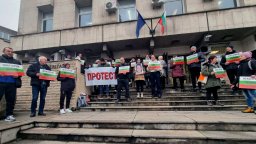Два протеста за смъртта на лекаря край Телиш: Един срещу шофьора и друг в негова защита