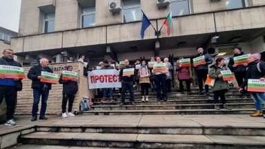 Два протеста за смъртта на лекаря край Телиш: Един срещу шофьора и друг в негова защита