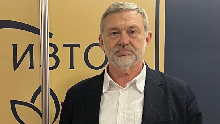 Новият зам.-кмет на София ходи на работа с колело