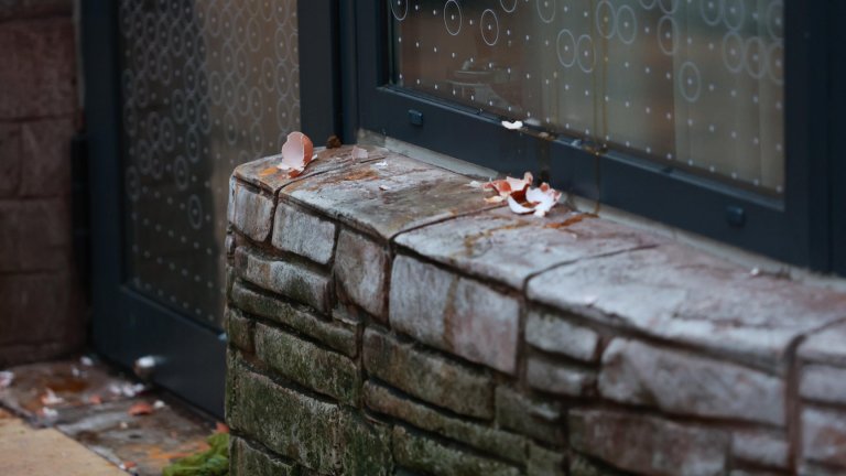 Кабинетът с изтеклите записи в София осъмна с разбити яйца по фасадата (снимки)
