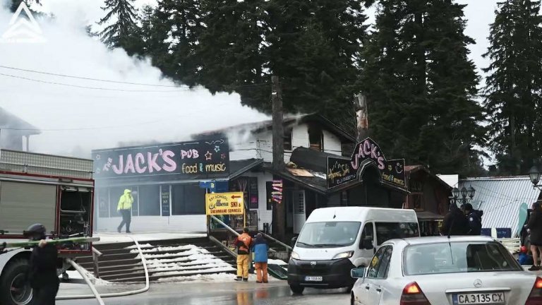 Мъж пострада при пожар в търговски обект в "Боровец" 