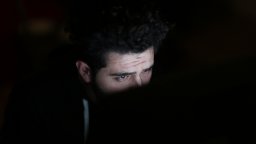 Мъж, търсил порно от скрити камери, намерил себе си, сниман в хотелска стая