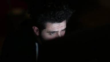 Мъж, търсил порно от скрити камери, намерил себе си, сниман в хотелска стая