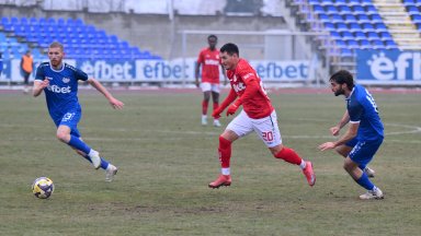 Автогол измъкна един от лидерите при рестарта на Първа лига