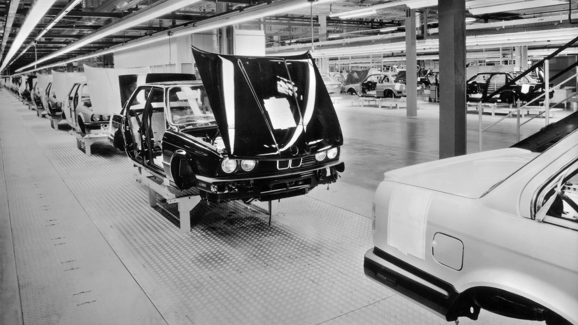 През октомври 1986 г. е поставено началото на производството на BMW Серия 3 (E30) с около 1300 служители