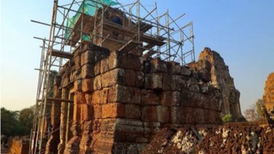 Реставрират портата на вековния храм Източен Мебон от десети век в камбоджанския комплекс Ангкор