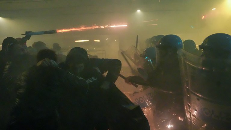 Сблъсъци в Милано на протест срещу Олимпиадата, летяха камъни и пиратки (снимки/видео)