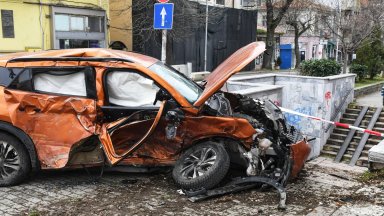 Варненска шофьорка мина на червено, заби се в друга кола и се приземи в подлез (снимки)