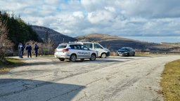 Откриха три тела в изоставен кемпер под връх Околчица