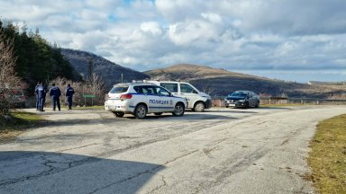 Откриха три тела в изоставен кемпер под връх Околчица