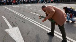 456 карамфила блокираха Орлов мост в София