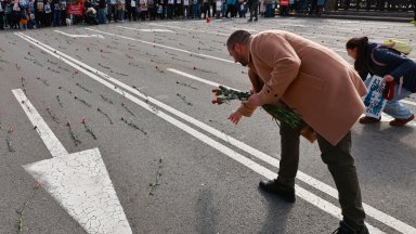 456 карамфила блокираха Орлов мост в София (снимки)