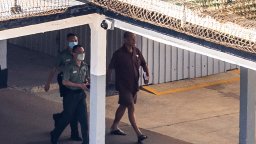  Бившият медиен магнат и остър критик на Пекин Джими Лай бе осъден на 20 г. затвор