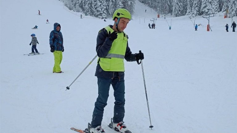 Незрящият Виктор Асенов на ски: Това ми носи радост