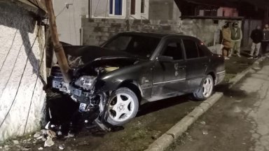 Пиян 17-годишен без книжка се заби в електрически стълб с колата на баща си