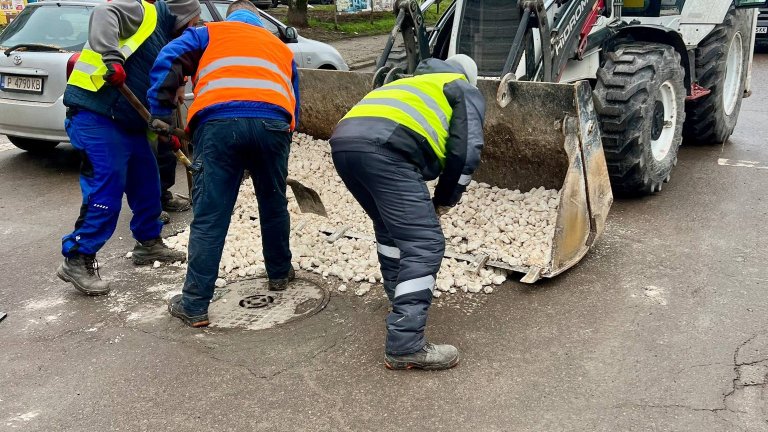 Запълват опасни дупки на ключови улици и булеварди в Русе (снимки)