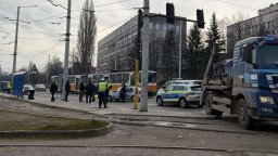 Шофьор на камион блъсна и уби слизащ от столичен трамвай мъж, след това избяга (снимки)