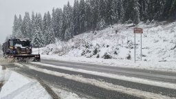 Заснежени са пътните участъци по високите части на област Смолян