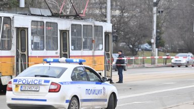 Трамвай блъсна пешеходка пред "Пирогов"