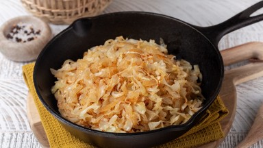 Задушено зеле със запържен лук