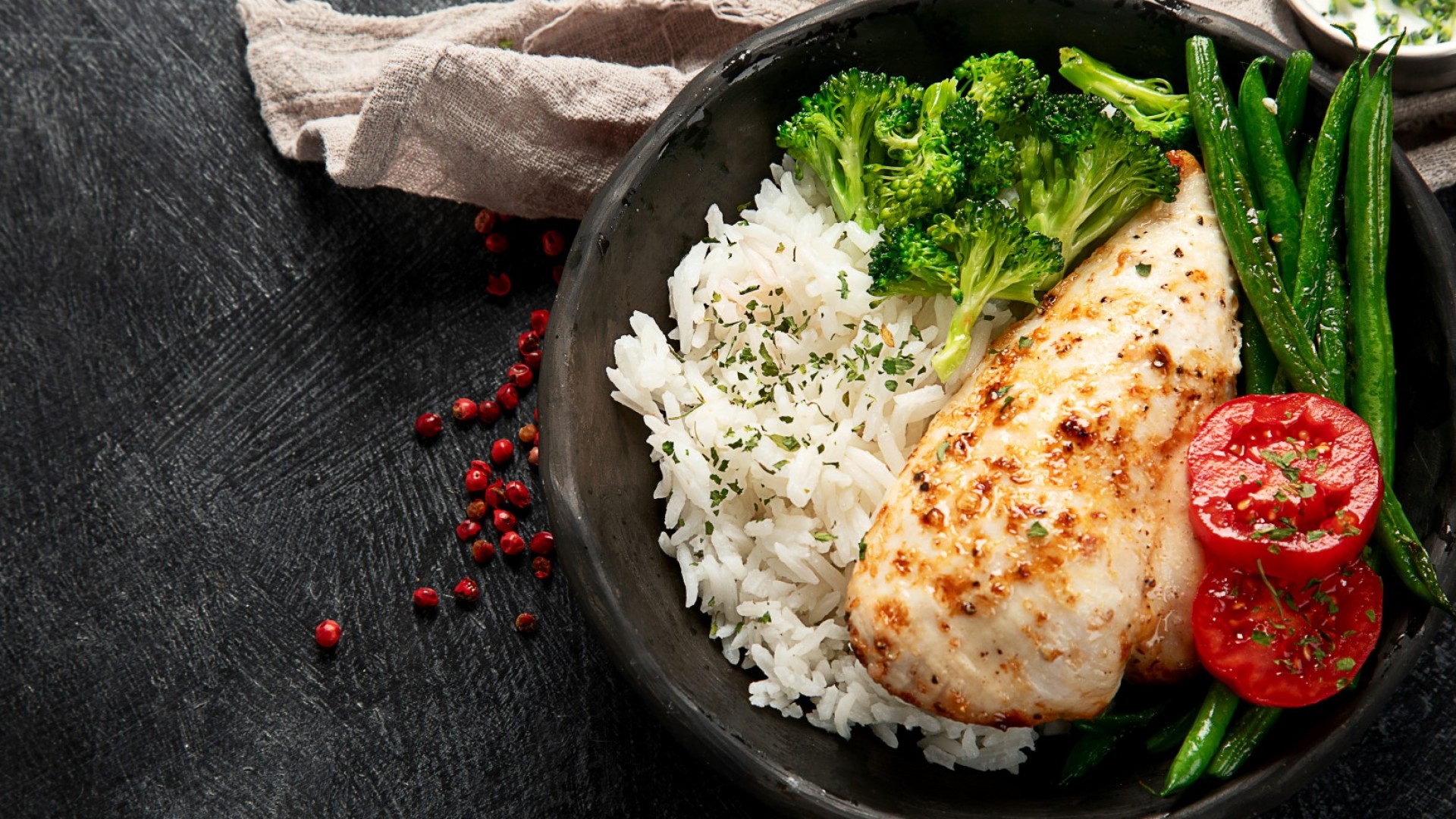 За обяд: Пилешко в свеж дресинг върху ориз