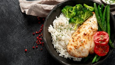 За обяд: Пилешко в свеж дресинг върху ориз