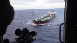 Американски военни превзеха на абордаж танкер с петрол в Индийския океан (видео)
