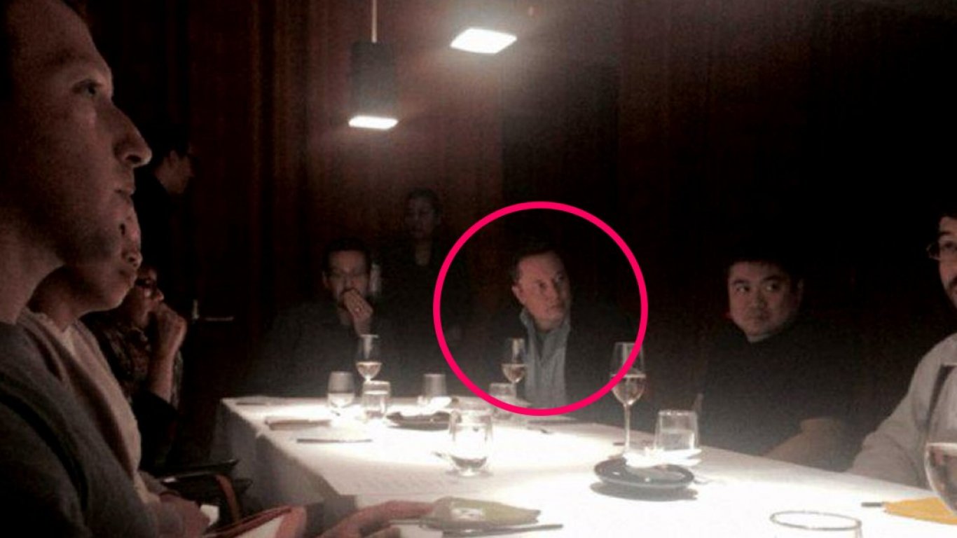 Снимка показва Илон Мъск на вечеря с Джефри Епстийн и водещи фигури от Силициевата долина