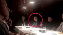 Снимка показва Илон Мъск на вечеря с Джефри Епстийн и водещи фигури от Силициевата долина