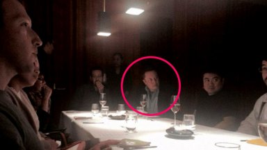 Снимка показва Илон Мъск на вечеря с Джефри Епстийн и водещи фигури от Силициевата долина