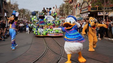 Забавната традиция е спазена - асовете на шампиона от Супербоул занесоха трофея в Дисниленд