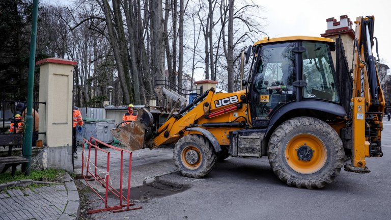 Изсичат 15 дървета от парка при Военна академия заради разширението на третата метролиния (снимки)