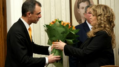 АПС дойдоха с букет при Йотова, поискаха да назначи Андрей Гюров за служебен премиер