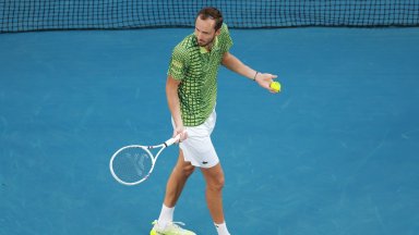 Изумително шоу на Медведев: Раздаде шутове, руга, чупи ракети и изригна: Топките не са кръгли!