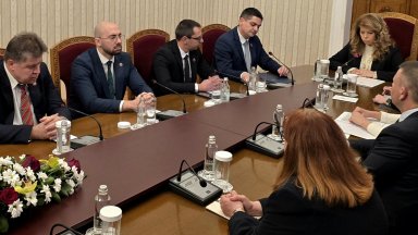 Скандал на "Дондуков" 2: МЕЧ напуснаха срещата с Йотова, обвиниха я в номенклатурно минало