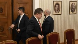 Скандал на "Дондуков" 2: МЕЧ напуснаха срещата с Йотова, обвиниха я в номенклатурно минало