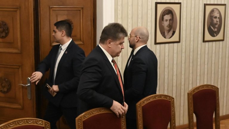 Скандал на "Дондуков" 2: МЕЧ напуснаха срещата с Йотова, обвиниха я в номенклатурно минало