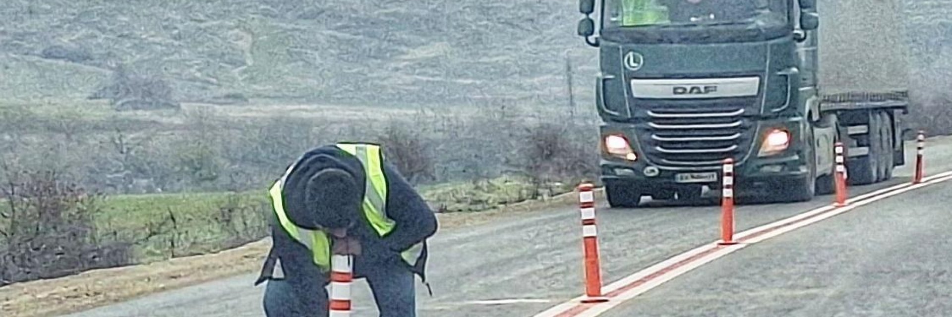 Монтират ограничителни колчета на пътя, където загина Сияна (снимки)