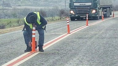 Монтират ограничителни колчета на пътя, където загина Сияна (снимки)