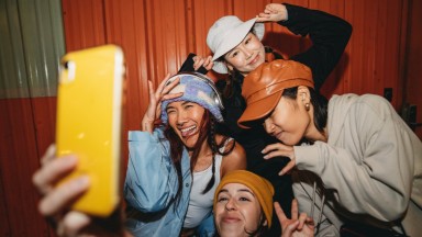 Те са твърде млади, за да остареят, но и твърде "стари", за да са готини