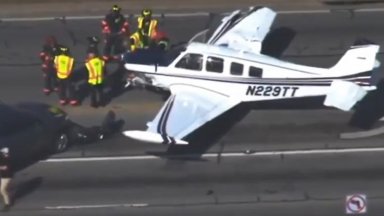 Малък самолет кацна аварийно на оживен път в Джорджия и удари само три коли (видео)