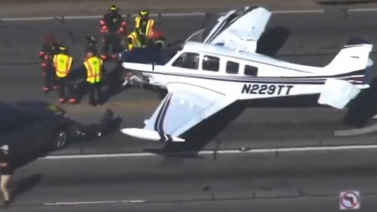 Малък самолет кацна аварийно на оживен път в Джорджия и удари само три коли (видео)
