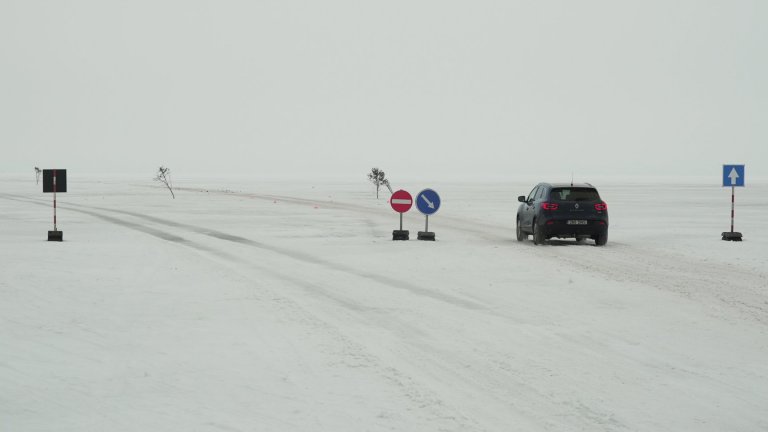 Естония откри 20 километра път върху замръзнало море (снимки)