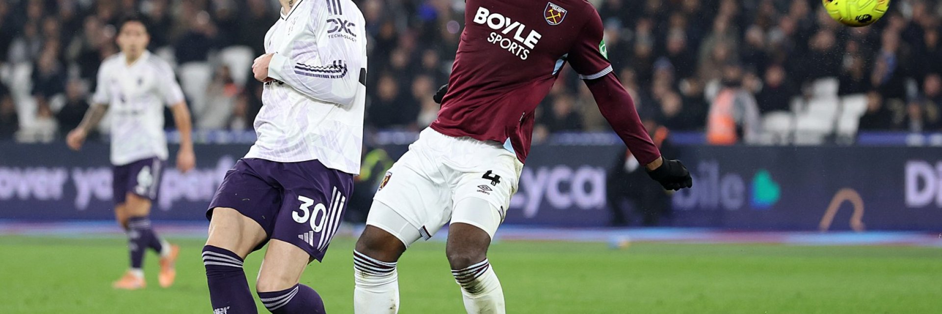 Непримирим Юнайтед измъкна точка в края, но отложи най-чаканата подстрижка