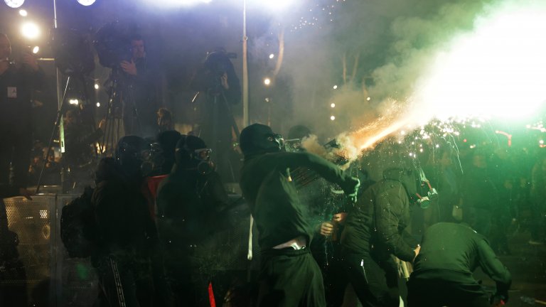 В Тирана като на война: Сблъсъци, ранени и арести на опозиционен митинг (снимки)