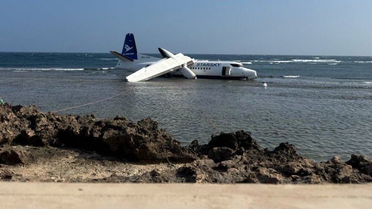 Пътнически самолет излезе от пистата в Могадишу и се приводни в Индийския океан