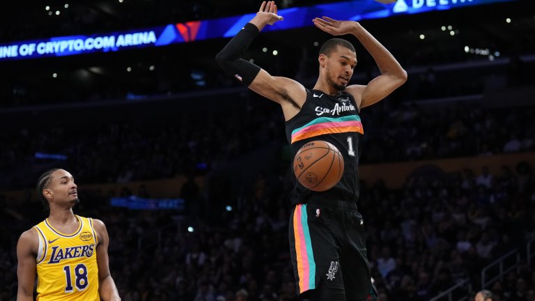 Извънземният Уембаняма превзе Лос Анджелис с 40 точки за абсурдно малко време